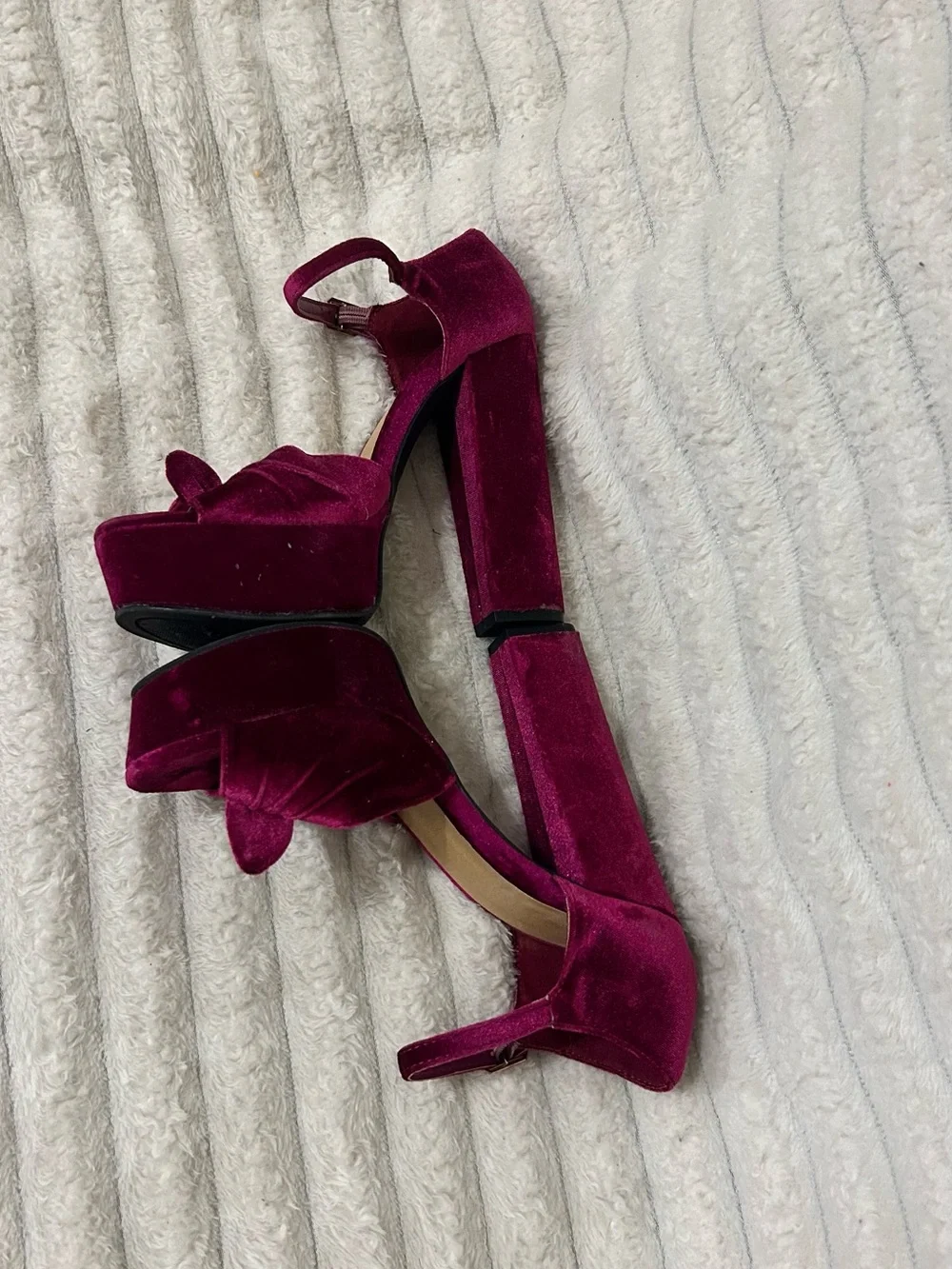 BAMBOO Fuchsia Velvet Platform Heels with Bow Accent EUC